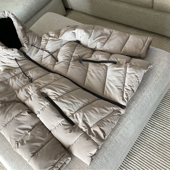 DKNY hooded winter puffer jacket in like new condition - Picture 4 of 5